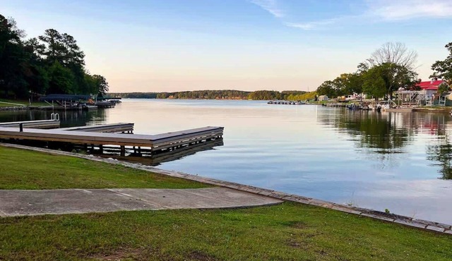 Lake Oconee Lakefront w/Pool, Kayaks & Games