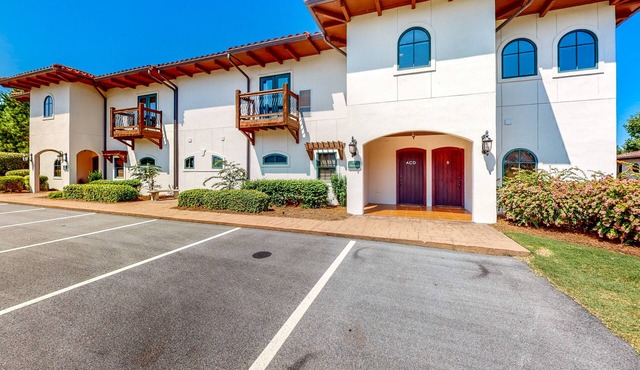 Lake Oconee multi-group villa with four separate condos, fairway views, & AC