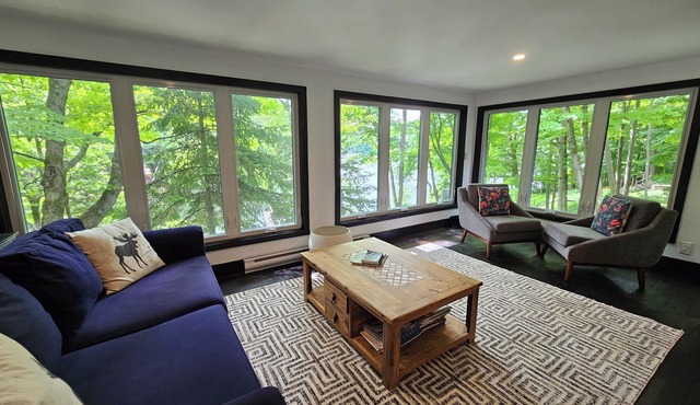 Lake of Bays Getaway -Waterfront Cottage with Scenic Rooftop Boathouse