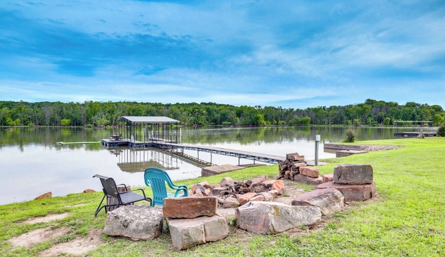 Lake of the Ozarks Cabin w/Private Dock + Kayaks