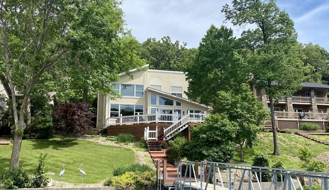 LAKE OF THE OZARKS 4 Bedroom 3.5 Bath on the LAKE