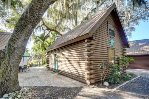 Lake Okeechobee Dockside Cabin with Pool Access