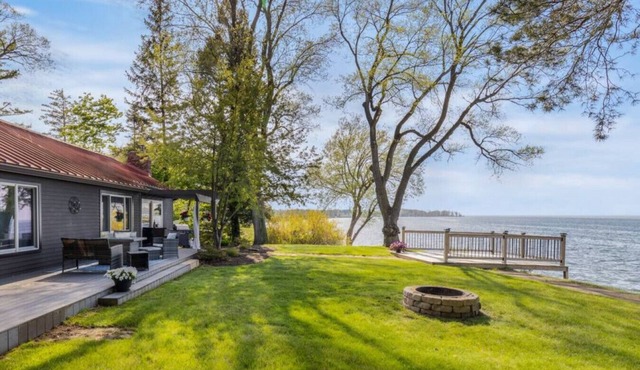 Lake Ontario Beauty! Sleeps 4!