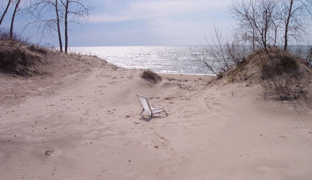 Lake Ontario East, sleeps 10, beach, 2 kayaks, firepit, gas grill, yard, porc