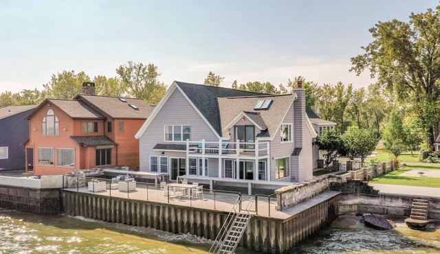 Lake Ontario Sleeps 16 Breathtaking sunset views