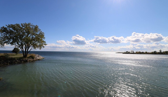 Lake Ontario Waterfront 4 Bed 2 Bath House 15 Minutes From Downtown Or Airport