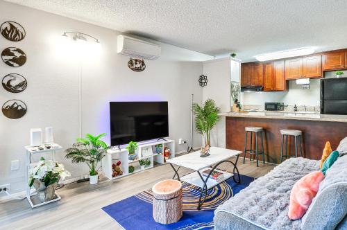 Lake Oswego Condo w/Balcony, 3 Mi to the Water!