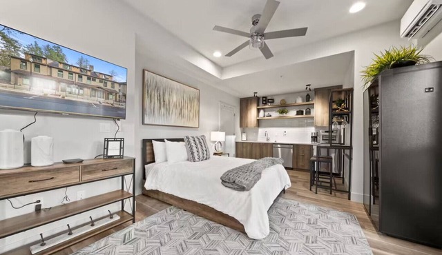 Lake Oswego Retreat Near Lake & Walkable to Dining Ground Level - Pet Friendly!