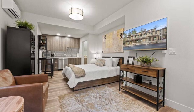 Lake Oswego Retreat Near Lake & Walkable to Dining Ground Level - Pet Friendly!