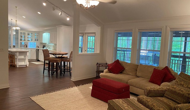 Lake Ouachita private 6 bed home located in Mountain Harbor!
