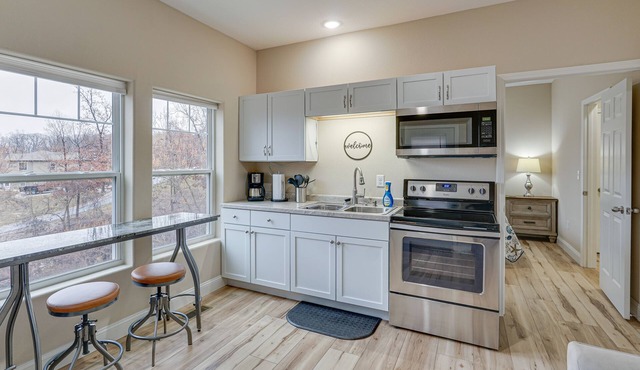 Lake Ozark Apartment w/Balcony < 1 Mi to Water!