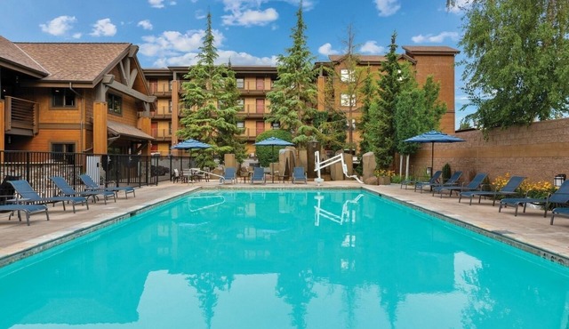 Lake Ozarks | Romantic Lake Retreat | Pool + Lake