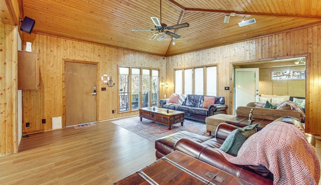 Lake Palestine Cabin Getaway on 1 Acre!