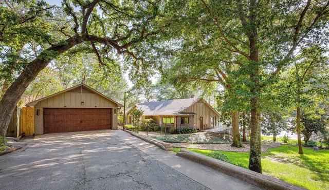 Lake Palestine Home: Private Hot Tub & Boat Dock!
