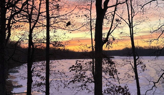 Lake Palestine Paradise. Charming 2-bedroom, 1-bath cottage in Warsaw.