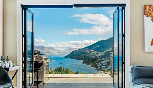 Lake Panorama Villa - Central Luxury Hot Tub Views