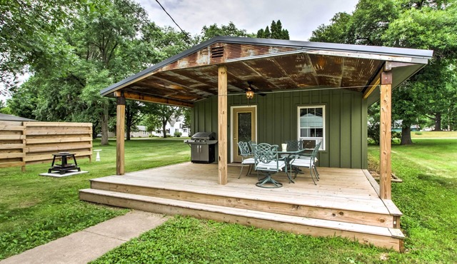 Lake Pepin Cottage w/Patio - Walk to the Marina!