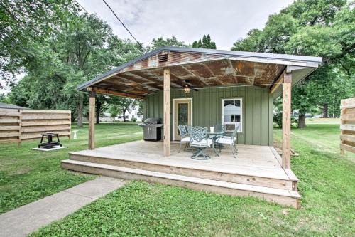Lake Pepin Cottage with Patio - Walk to the Marina!