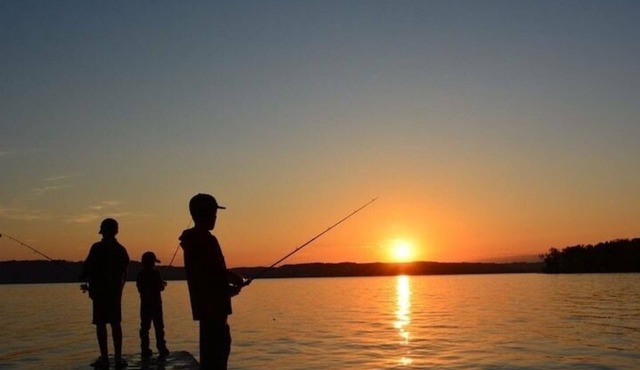 Lake Pepin lakehouse on Private Beach: Dock, Kayaks, Paddleboards.& Peddle Boat…
