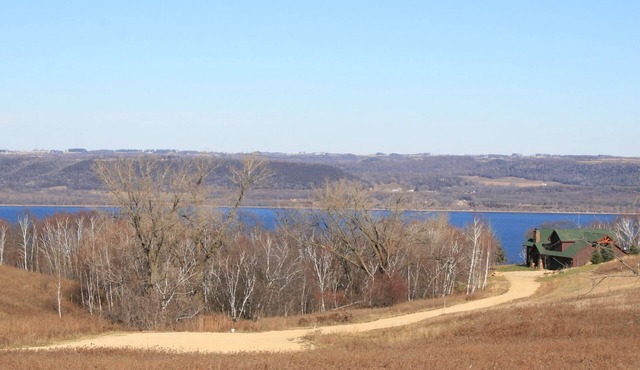 Lake Pepin - Rustic bluff-top Farmhouse w/updatd furnishings