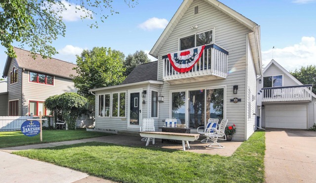 Lake Pepin Waterfront Cottage - Steps to Beach!
