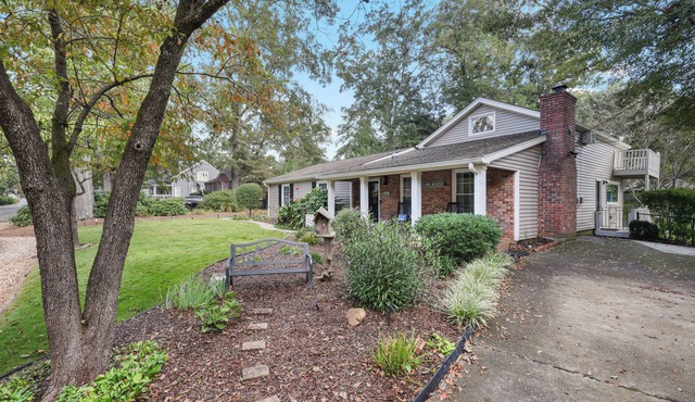 Lake Point Cottage at Acworth Beach