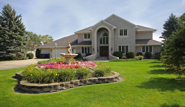 Lake Pointe Lodge: 6BR Lakefront Retreat w/Free Pontoon, Dock & Firepit