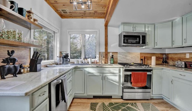 Lake, Pool, 7 mins to Kalahari! Chalet Style Home!