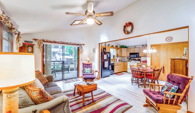 Lake & Pool Access! Outdoorsy Getaway in Newland