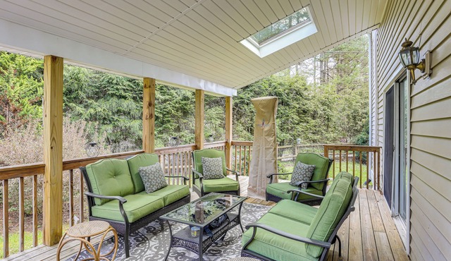 Lake & Pool Access: Spacious Home in Newland