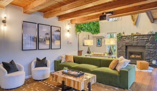 Lake - Pool - Hot tub - Movie Screen - Themed