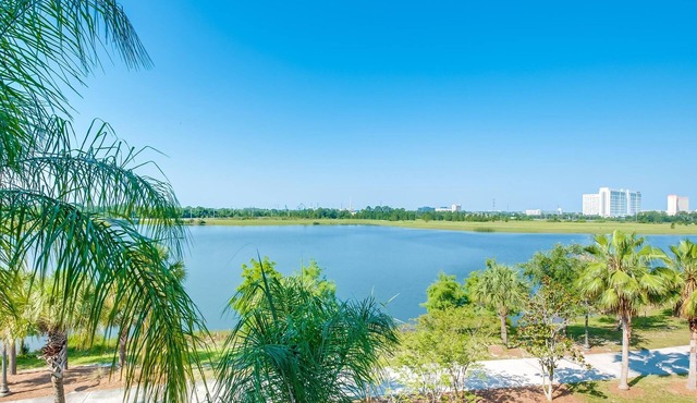Lake & Pool View Fireworks Vista Cay 2 Bed 2 Bathroom Stunning