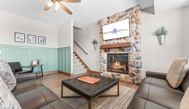Lake & Pool View Premium Cabin, Private Hot Tub, Free Daily Attraction Tickets Near SDC