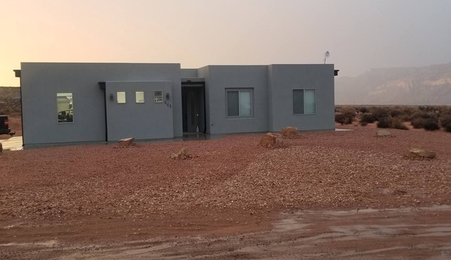 Lake Powell, Grand Circle, 3-bedroom house with AC, WiFi in welcoming Big Water