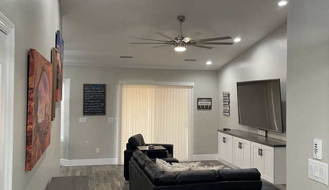 Lake Powell Modern Remodeled VRBO - 3BR, 2BA minutes to Lake and Restaurants!