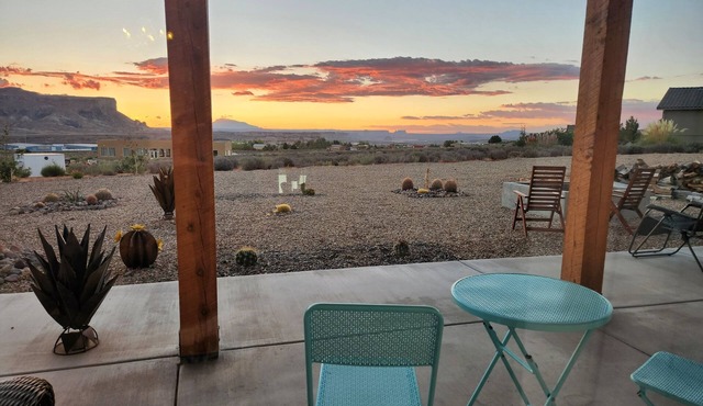 Lake Powell Sunrise Villa by Antelope Canyon - Firepit, Stargazing & Scenic View