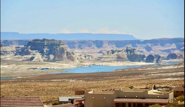 Lake Powell View home, Two King Master Stes., Close to Marinas, RV/Boat parking