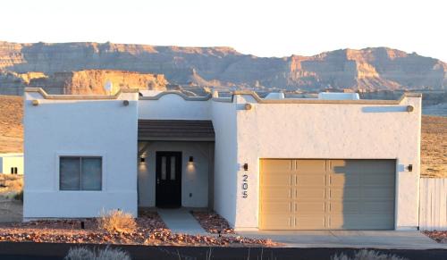 Lake Powell Views and Prime Location