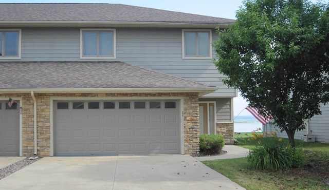 Lake Puckaway Getaway - Immaculate lakefront 2-story townhome 10% off 7+ nights