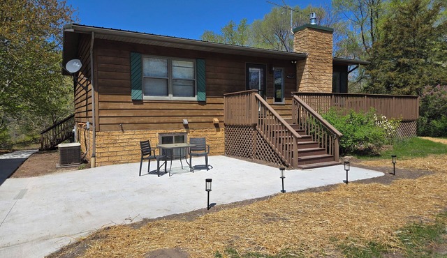Lake Puckaway Retreat 4BR Getaway with Hot Tub & Optional Boat Rental