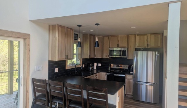 Lake Rathbun getaway home. 4-bedroom cabin. WiFi, AC. 1.5 miles to boat ramp.