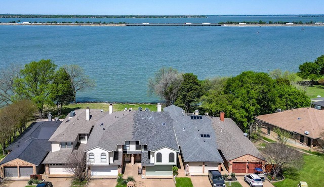 Lake Ray Hubbard - Luxury Lakeside Home Located in Chandler's Landing - Rockwall