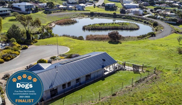 Lake & Reserve Front Bird Haven - 3BR