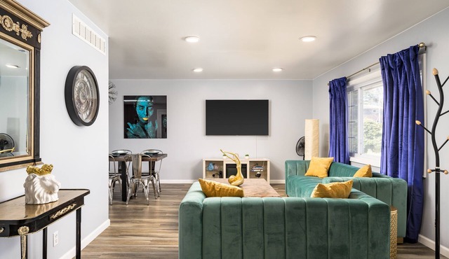 ☆Lake Retreat ☆Hot Tub ☆Arcade ☆Playground ☆Gym ☆15 min to DT Denver
