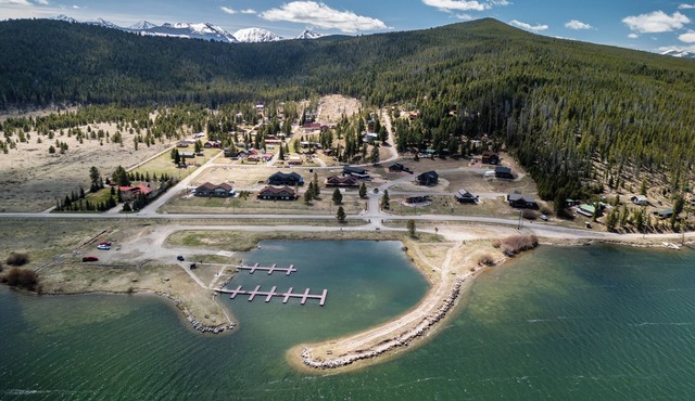 Lake Retreat, Hot Tub & Views! Hike, Fish and Ski Montana!