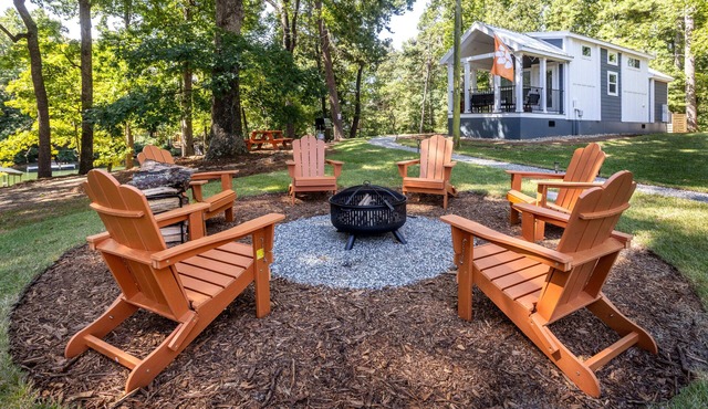 Lake Retreat- Mins to CU- Kayaks, Fire Pit, Dock