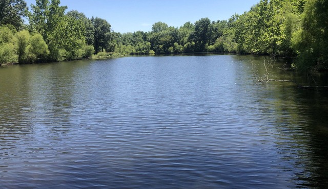 LAKE retreat! Private lake w/all comforts of home! Close to KC!