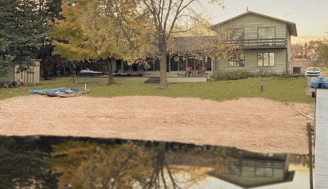 Lake Retreat- sandy beach, game room 5bdrm sleeps 12