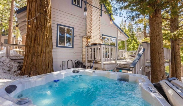 Lake Retreat – Spa, AC, Fenced Yard, Walk to Lake!