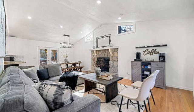 Lake retreat w/hottub | movie room | fire-pit